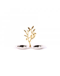 A small triangle passerby set with a golden silver strap
